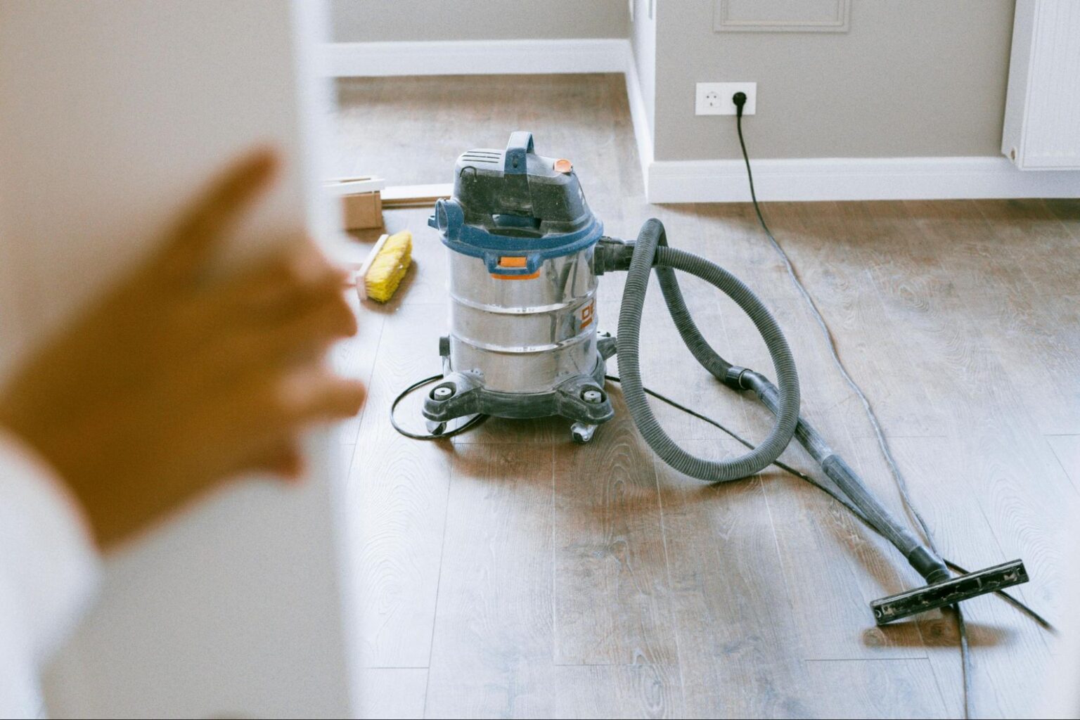 High-performance vacuum cleaner for effective home and office cleaning.