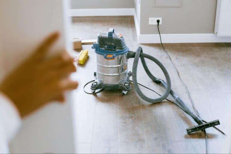 High-performance vacuum cleaner for effective home and office cleaning.